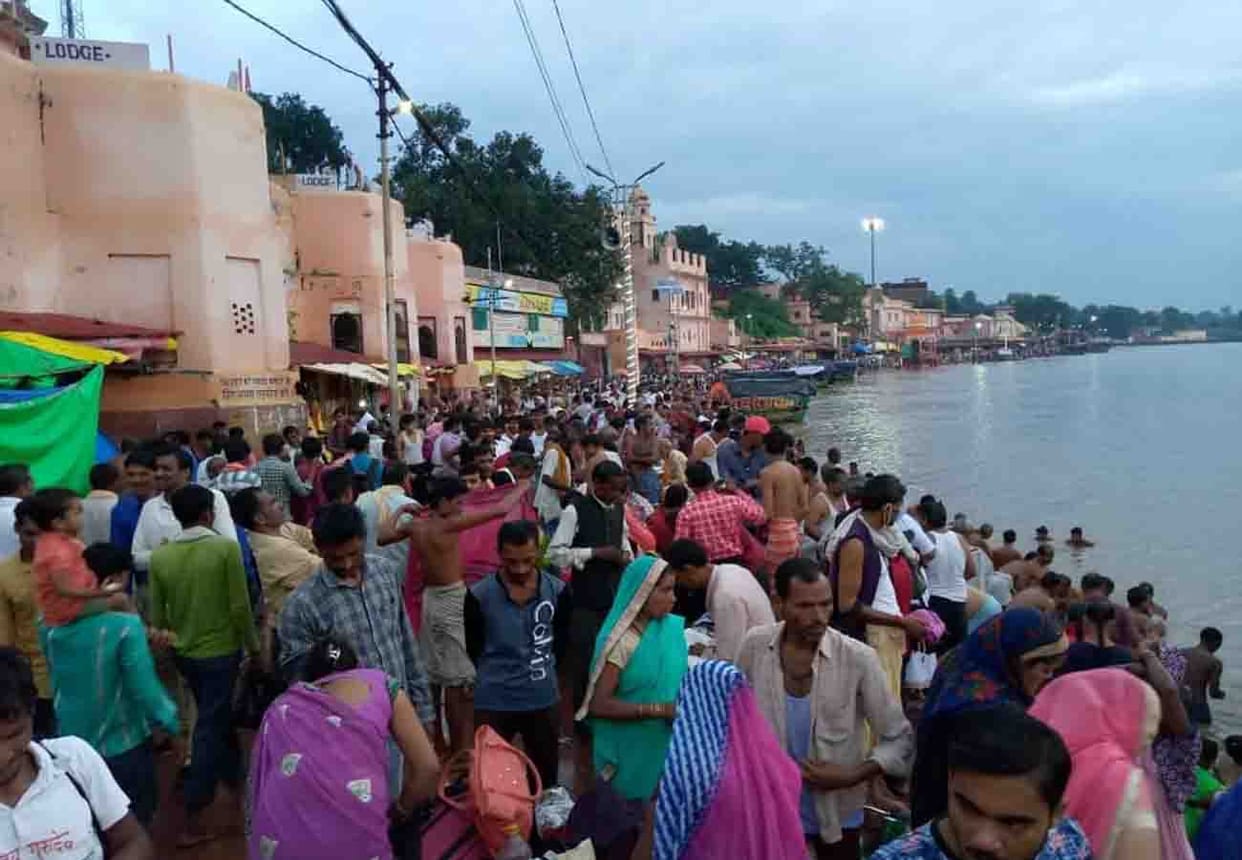 devotees in chitrakoot on pitra visarjan amavasya