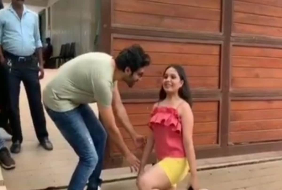 actor Kartik Aaryan girl fan goes down on her knees for propose him at outside his residence