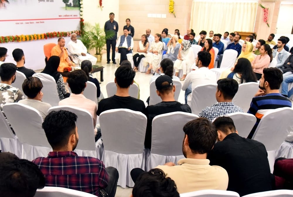 Kashmiri students visits tourists places in Lucknow.