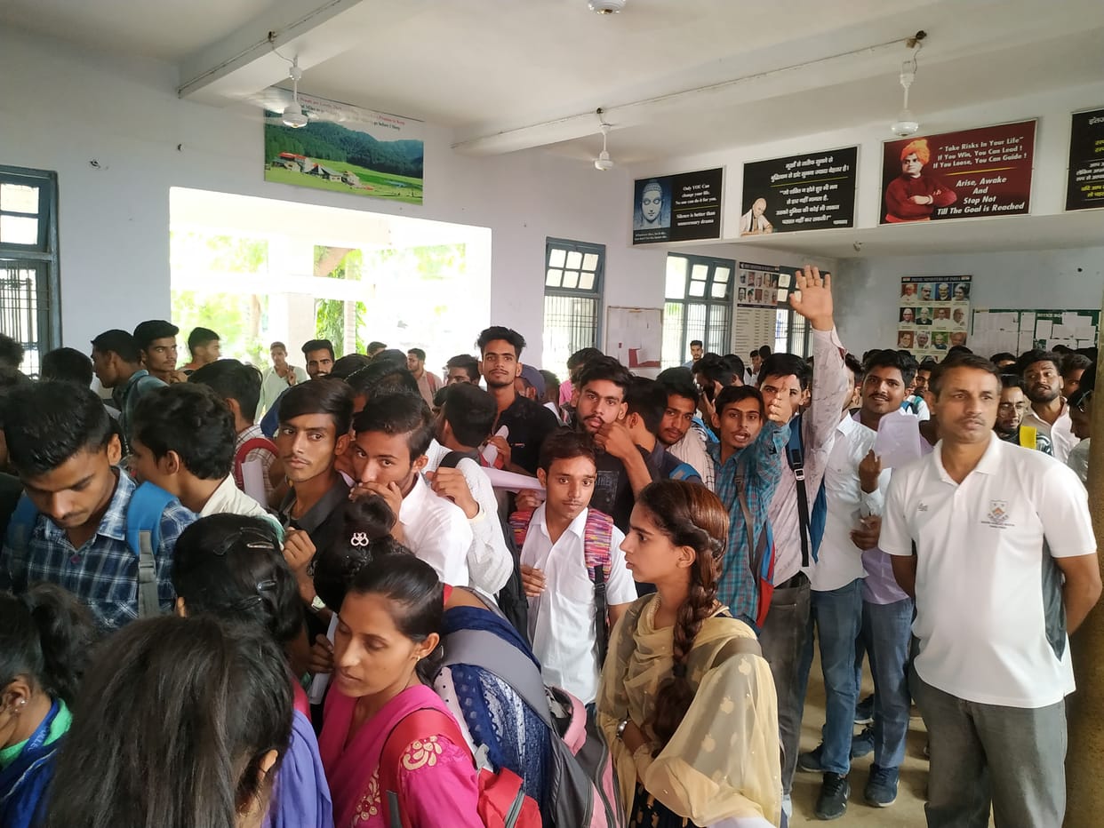 facility for students to deposit fees due to instalation of cash counter