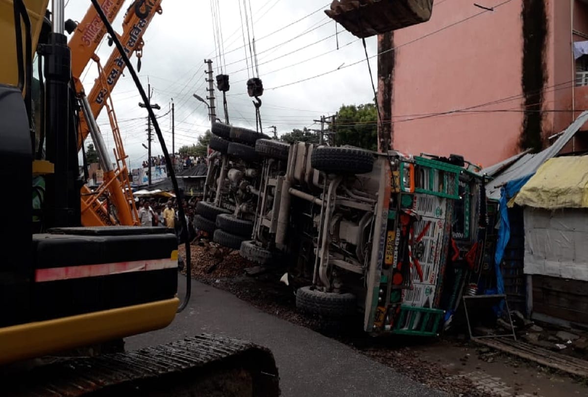 Truck overturned in Maharajgang Gorakhpur