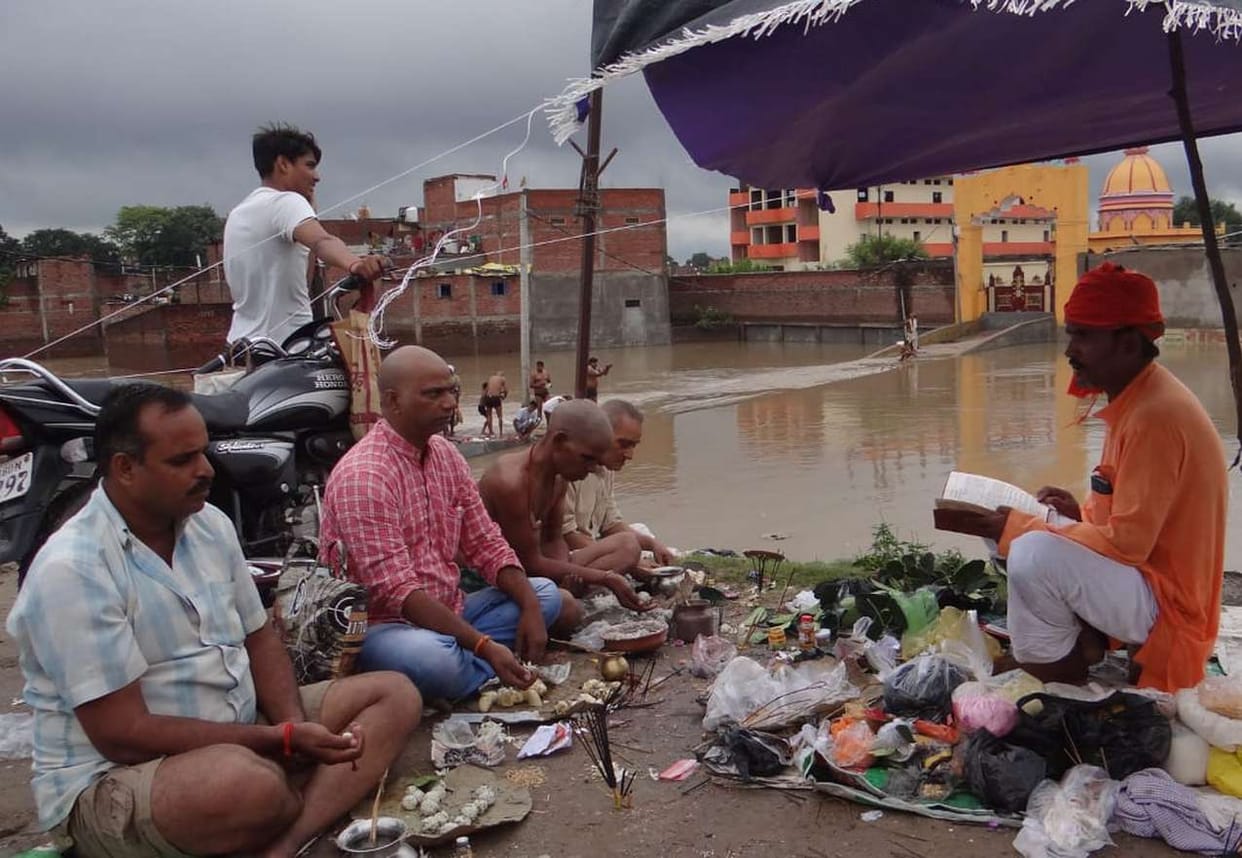 People bathed their bodies by bathing