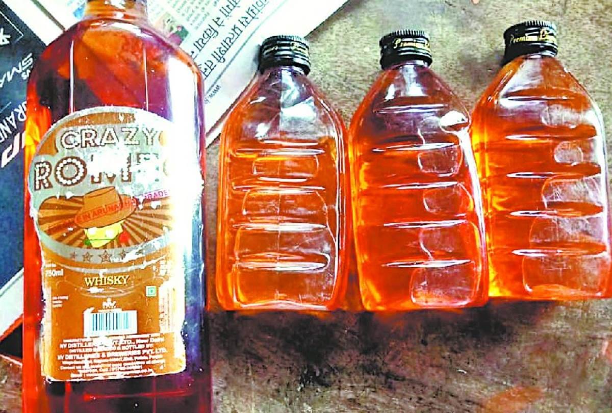 Stone pelted on police went to catch liquor smuggler two vehicles damaged in gorakhpur