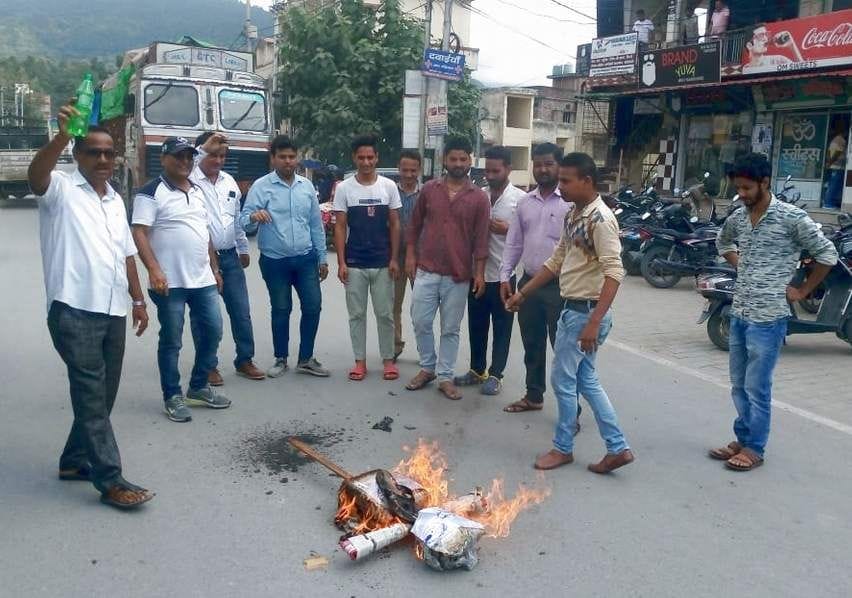 Congress workers burn effigy of Baba Ramdev