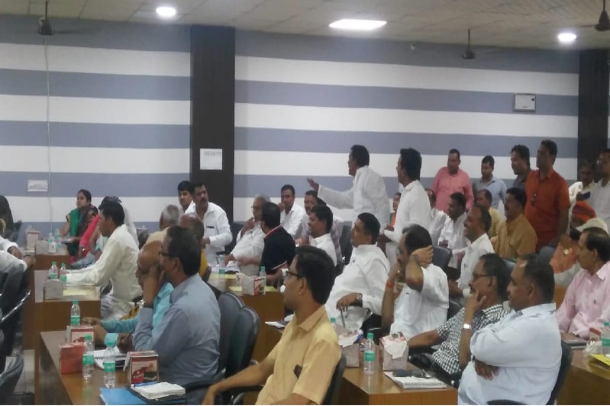 Ruckus in the District Panchayat Board meeting at Meerut city