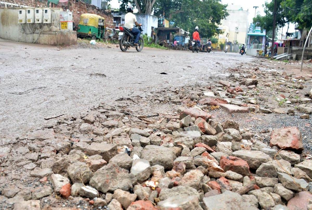 potholes on ramleela shobhayatra road in agra
