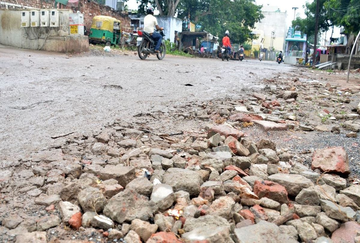 potholes on ramleela shobhayatra road in agra