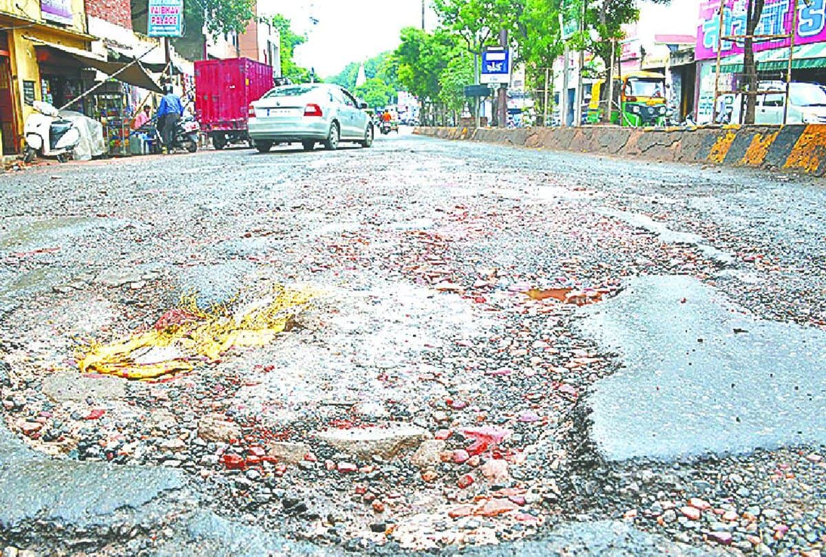 potholes on ramleela shobhayatra road in agra