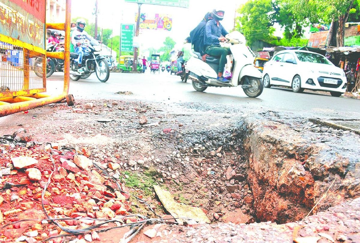 potholes on ramleela shobhayatra road in agra