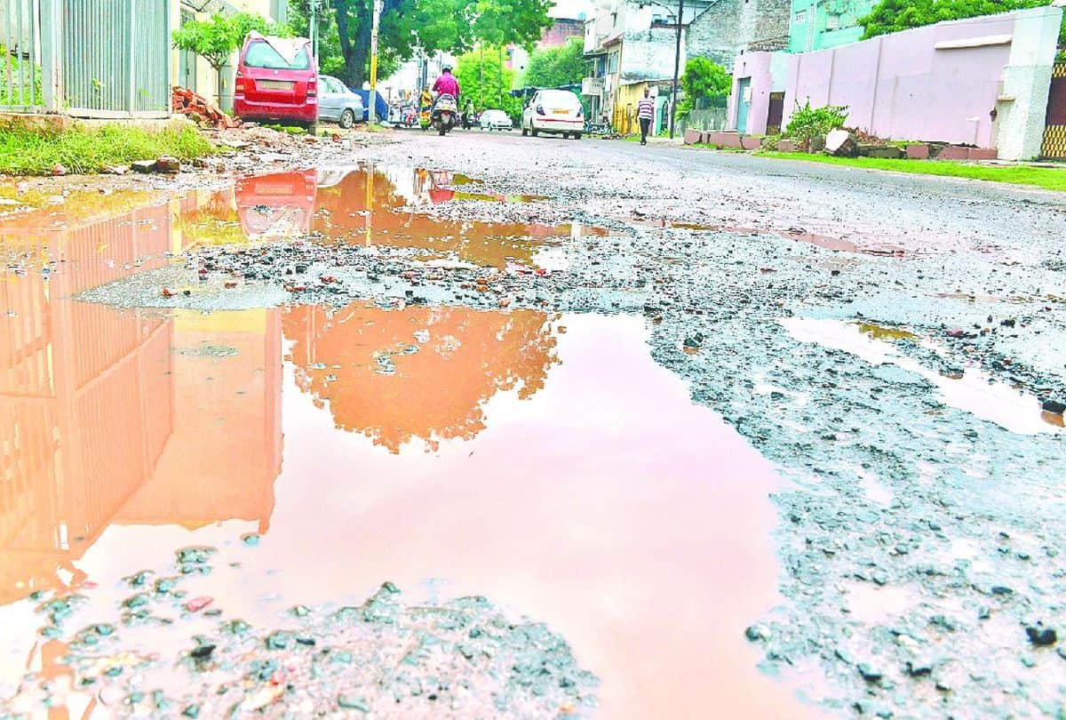 potholes on ramleela shobhayatra road in agra