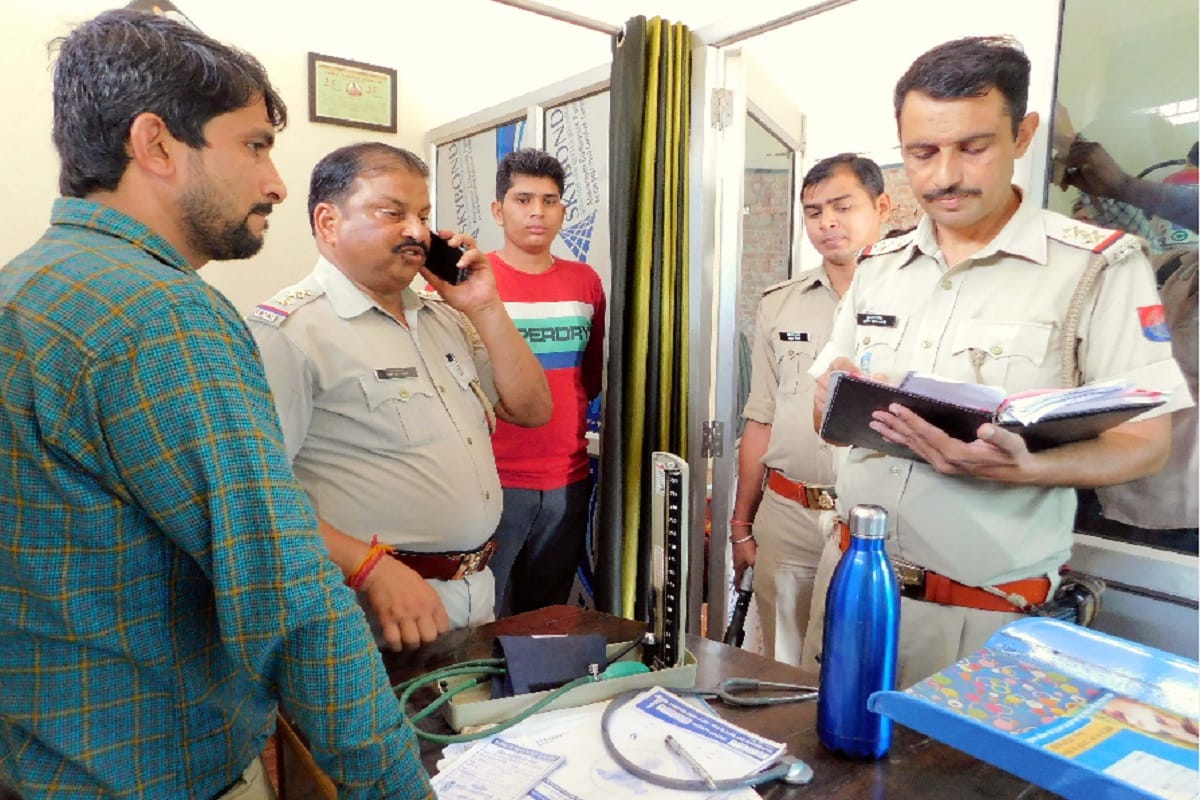 The crooks demand of five lakhs from a doctor in kairana of Shamli district
