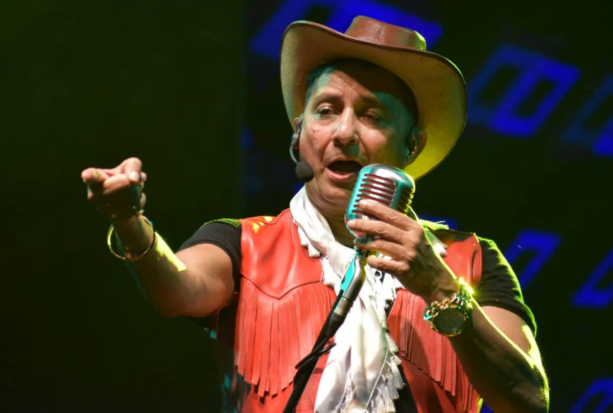 varanasi sukhwinder singh dancing with shoes on hanuman chalisa song sparks controversy