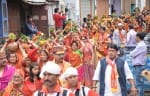 नवरात्र के पहले दिन पल्टन बाजार से कलश यात्रा निकालती महिलाएं।
