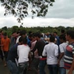 मौके पर मौजूद स्थानीय लोग।
