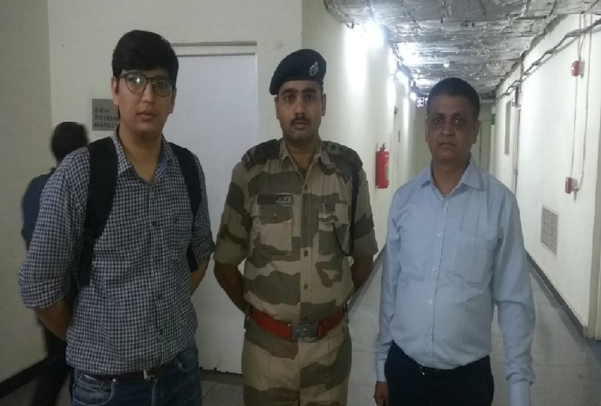 bag with four lakh rupees left in x ray machine in bikaji kama palace metro station