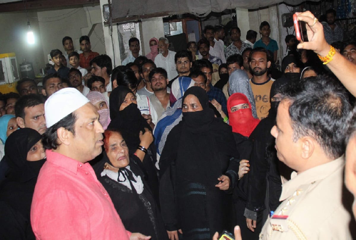protest against the police went on search over Cattle smuggling information in rampur