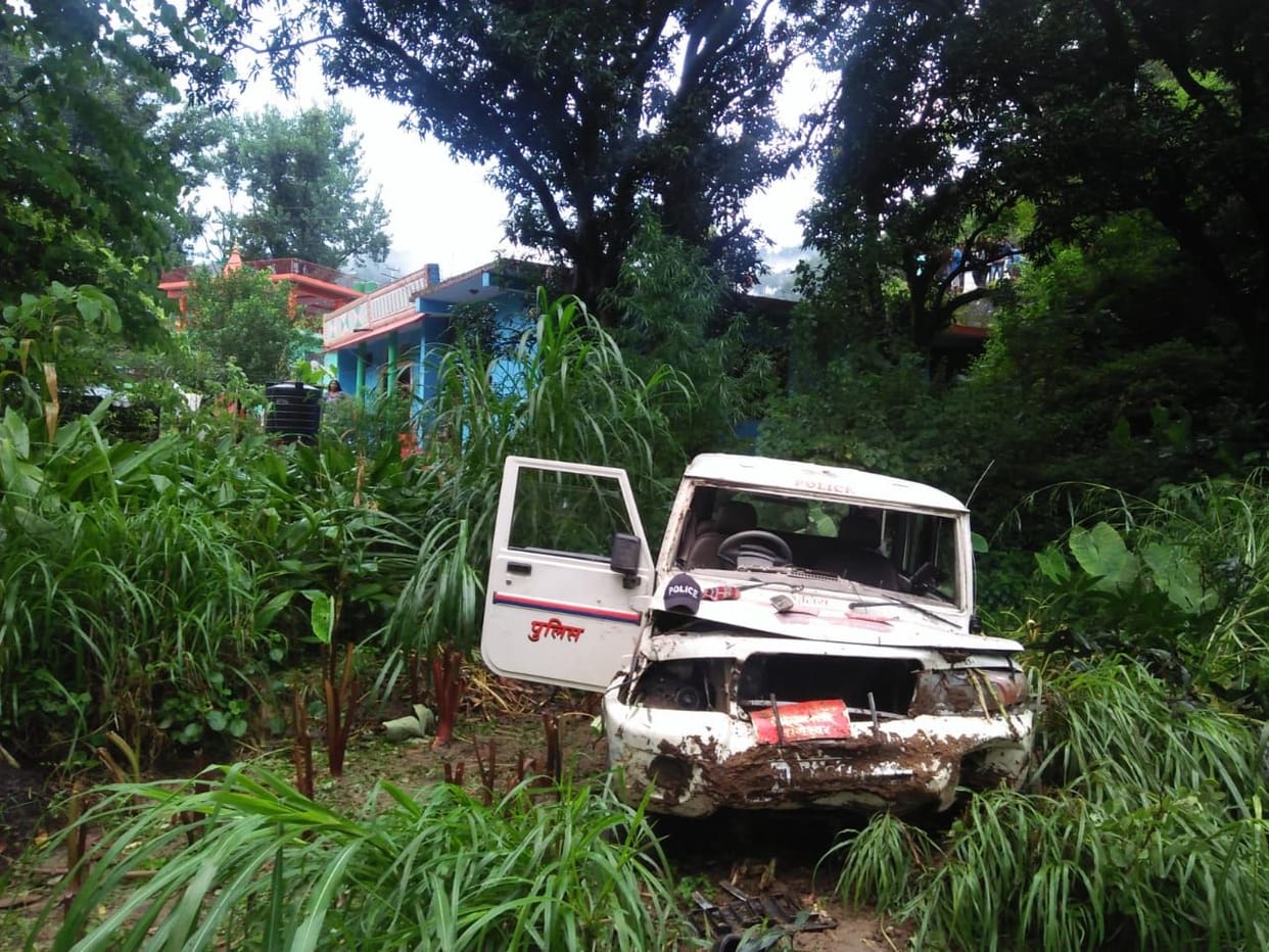 Police Bolero breaks fail, three policemen injured