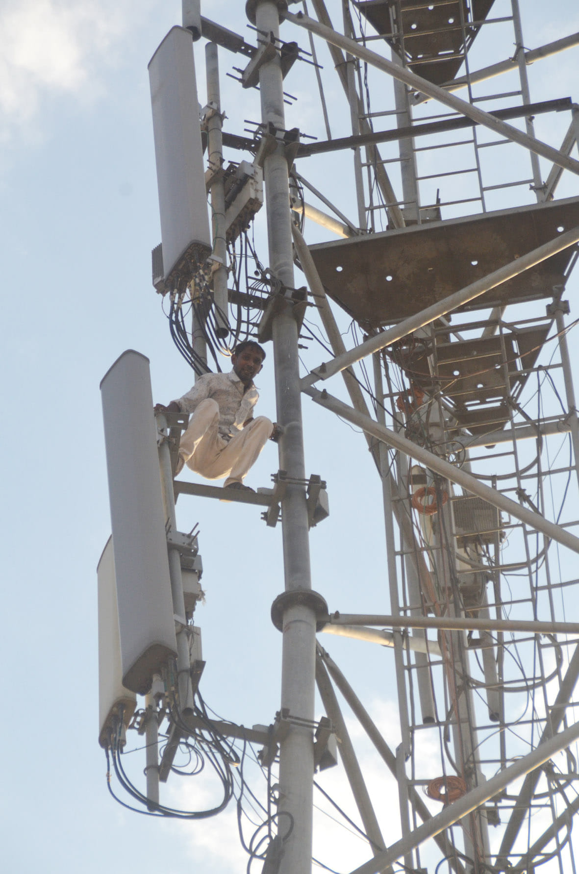 The young man did a high voltage drama by climbing the mobile tower
