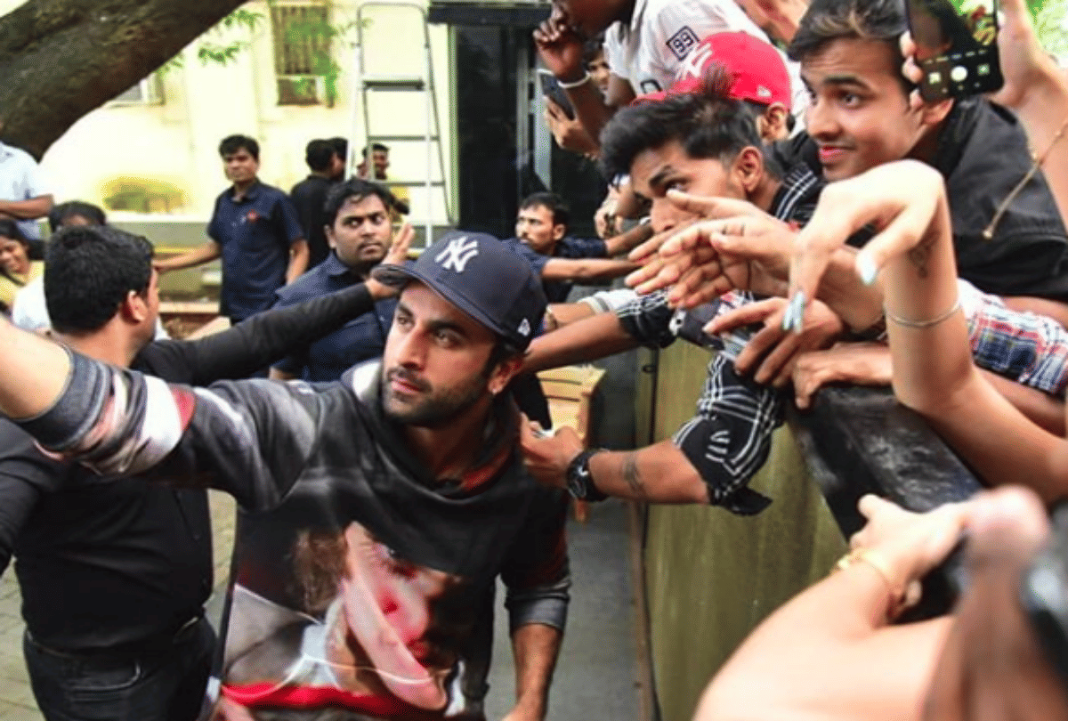 Ranbir Kapoor meets fans outside his house video viral