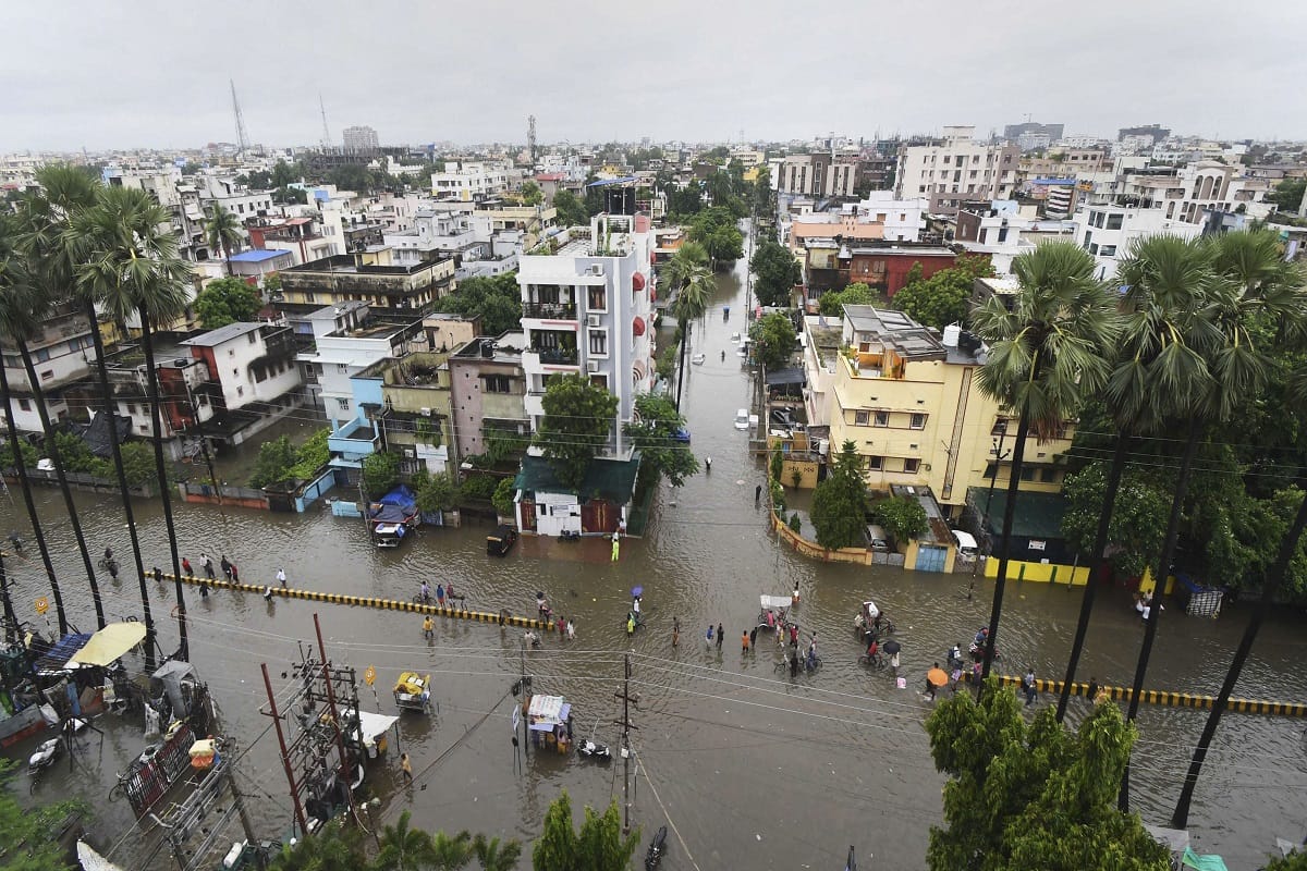 People are facing problem  from home to hospital due to Heavy rain in bihar