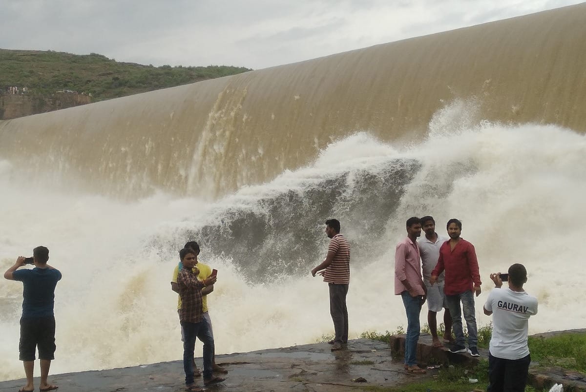 youths take selfie dance on latifshah dam overflow due to heavy rain chandauli