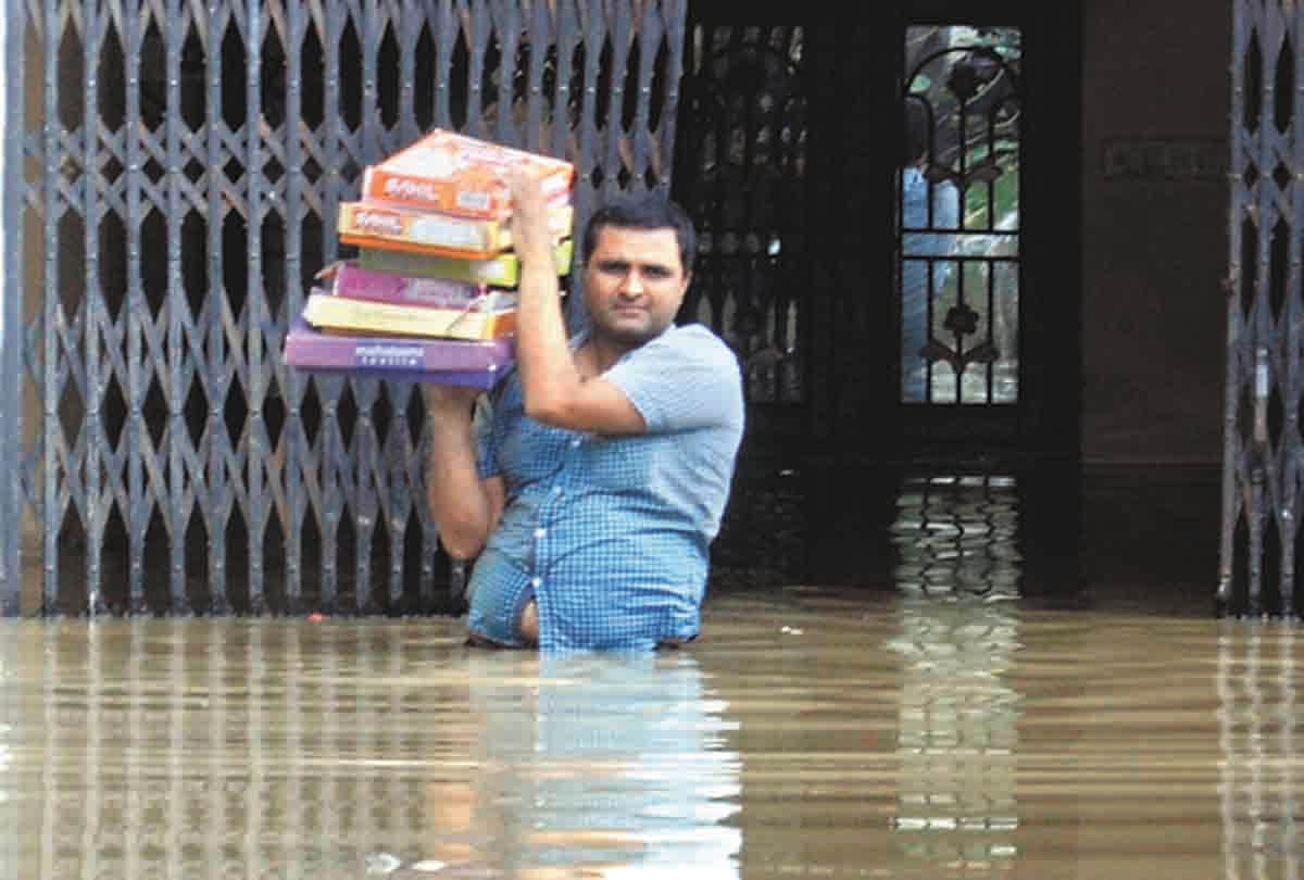 Pratapgarh: sai river water near to danger line, college and house submerged in river water