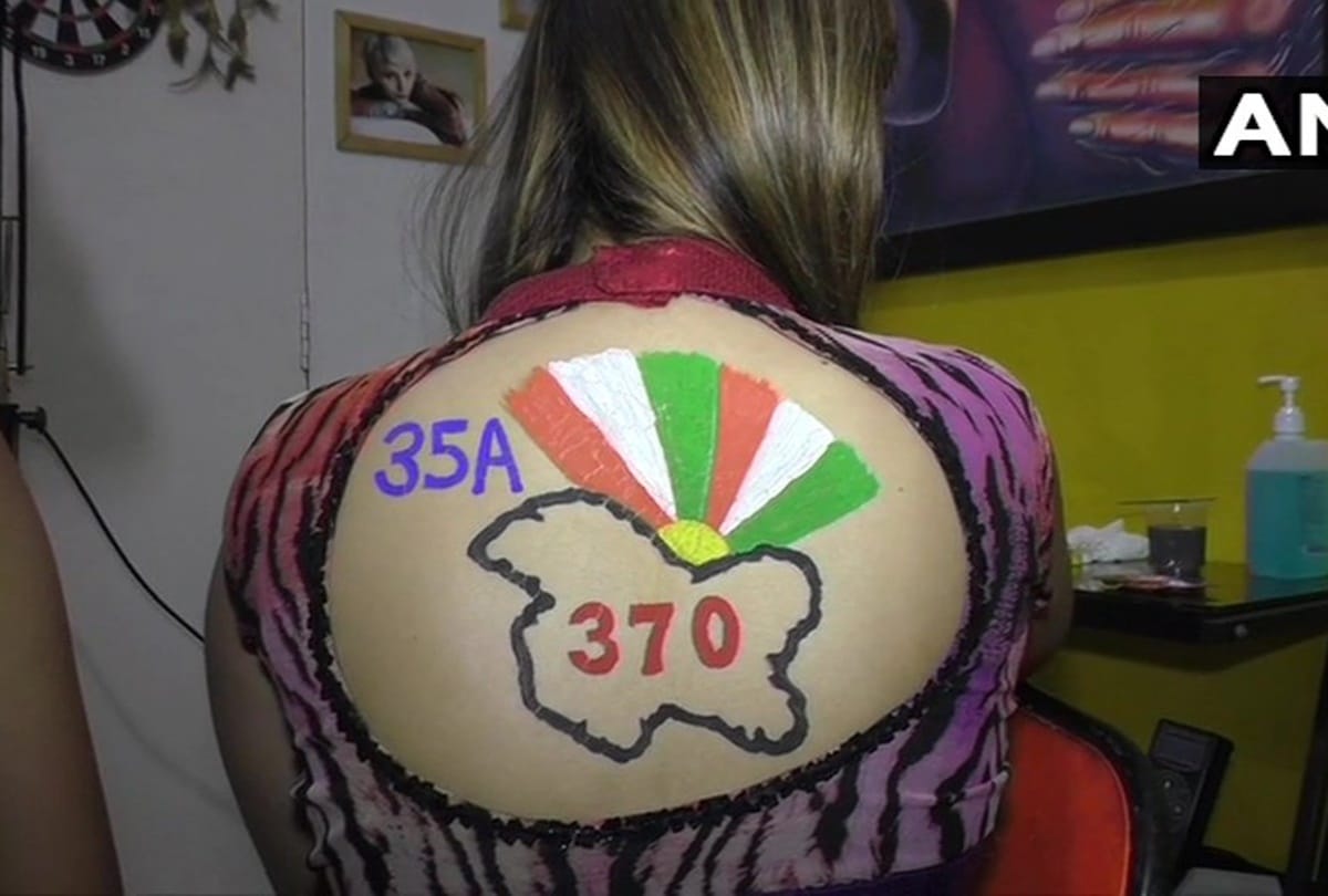 Garba in Gujarat, Women pose with body paint tattoos during preparations for Navratri and Raas Garba