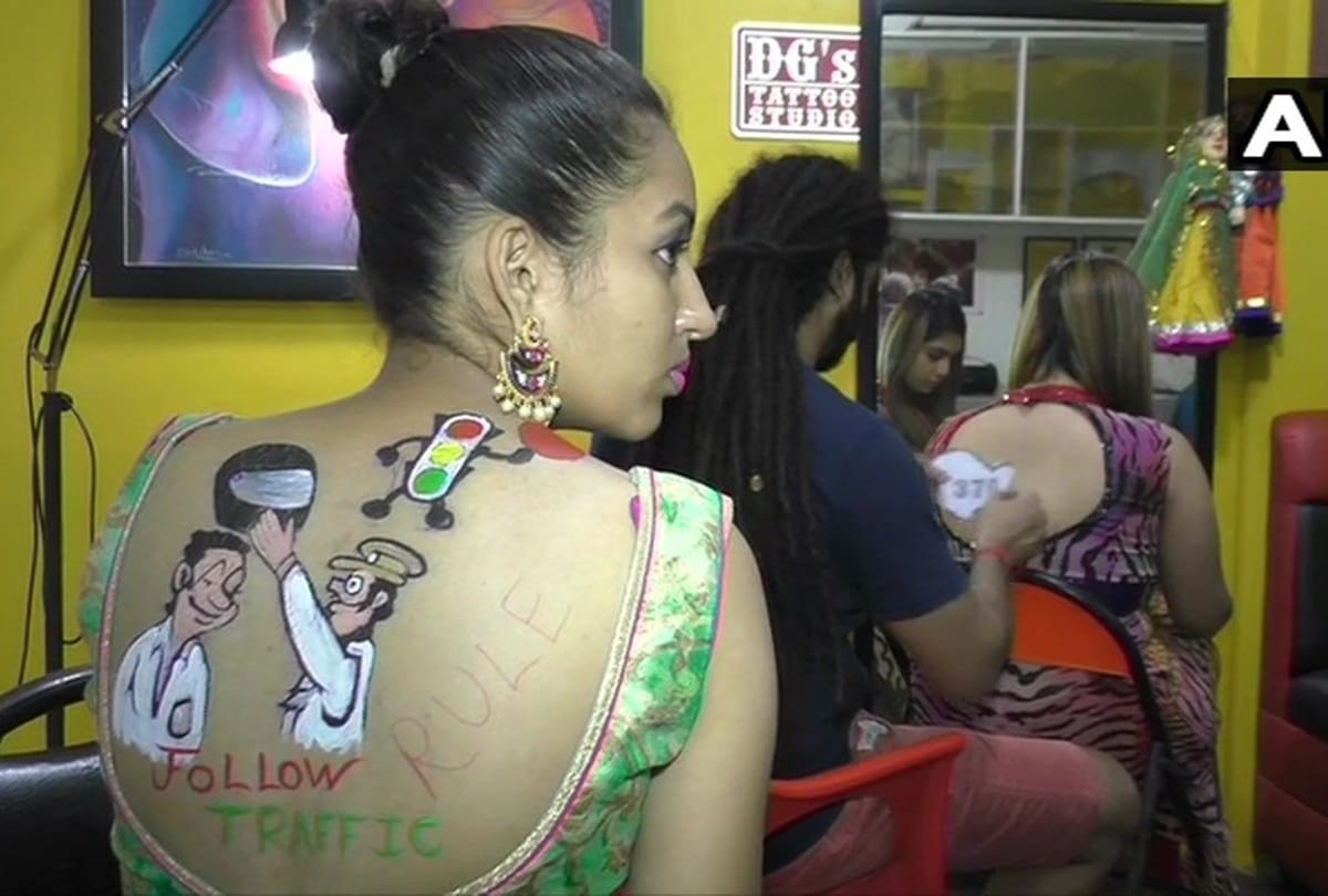 Garba in Gujarat, Women pose with body paint tattoos during preparations for Navratri and Raas Garba
