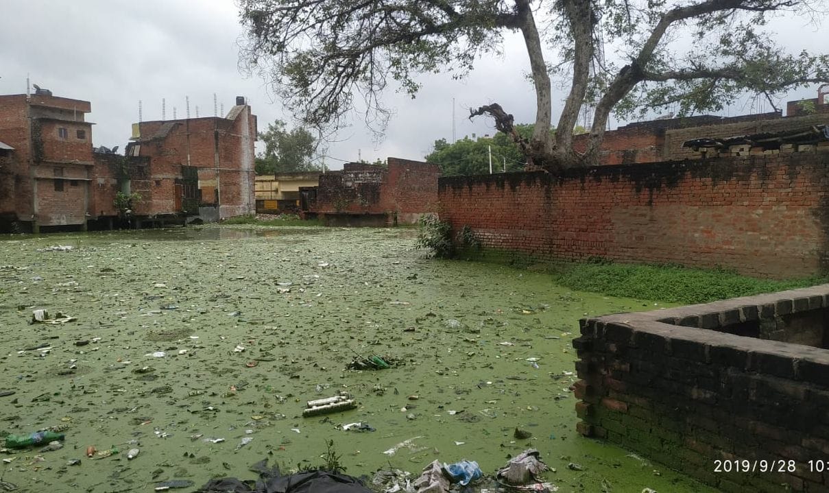Houses on ponds, how are drainage