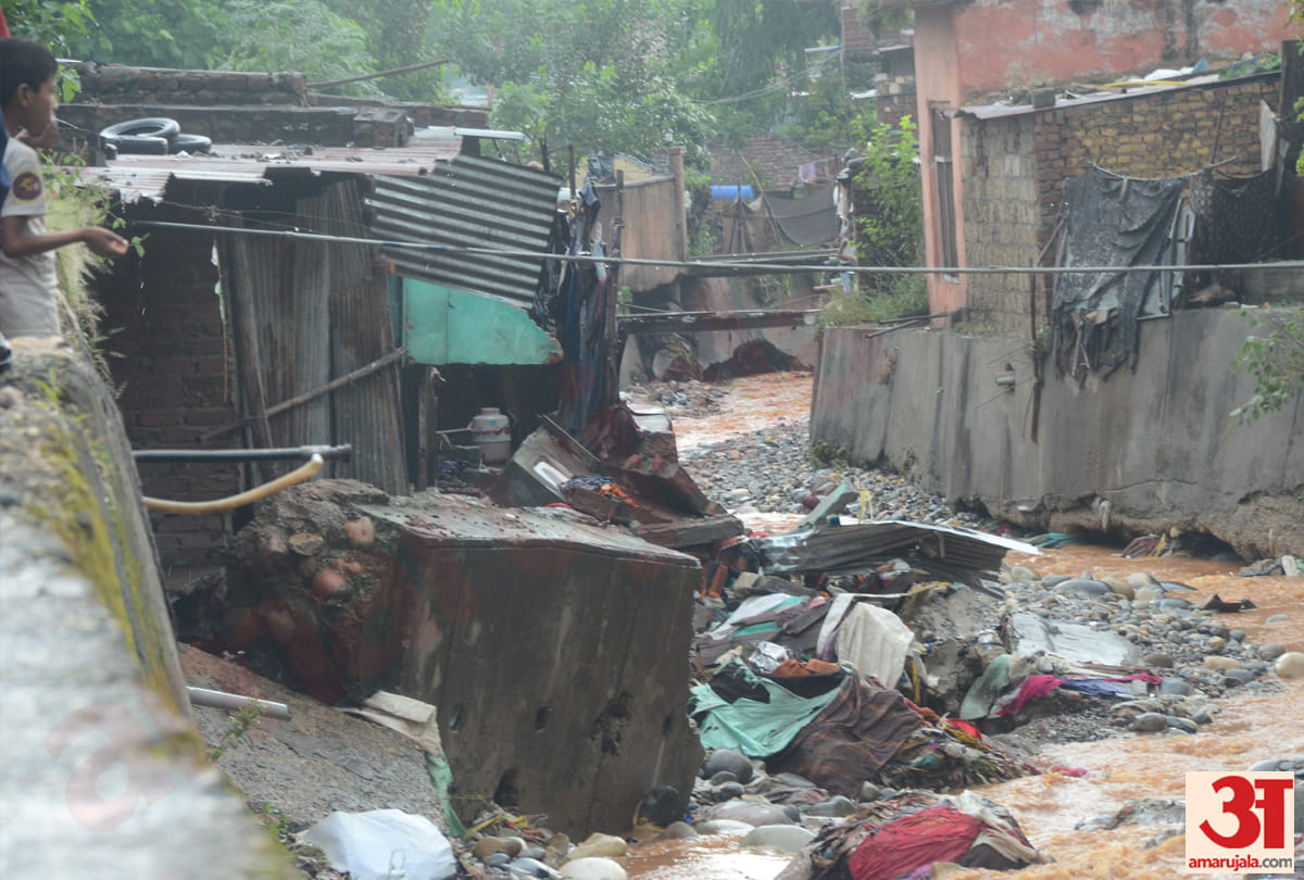 heavy rainfall in jammu kashmir, one dead, temperature fall in state