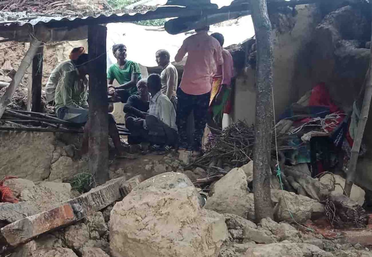 wall collapse in fatehpur, woman died and three injured