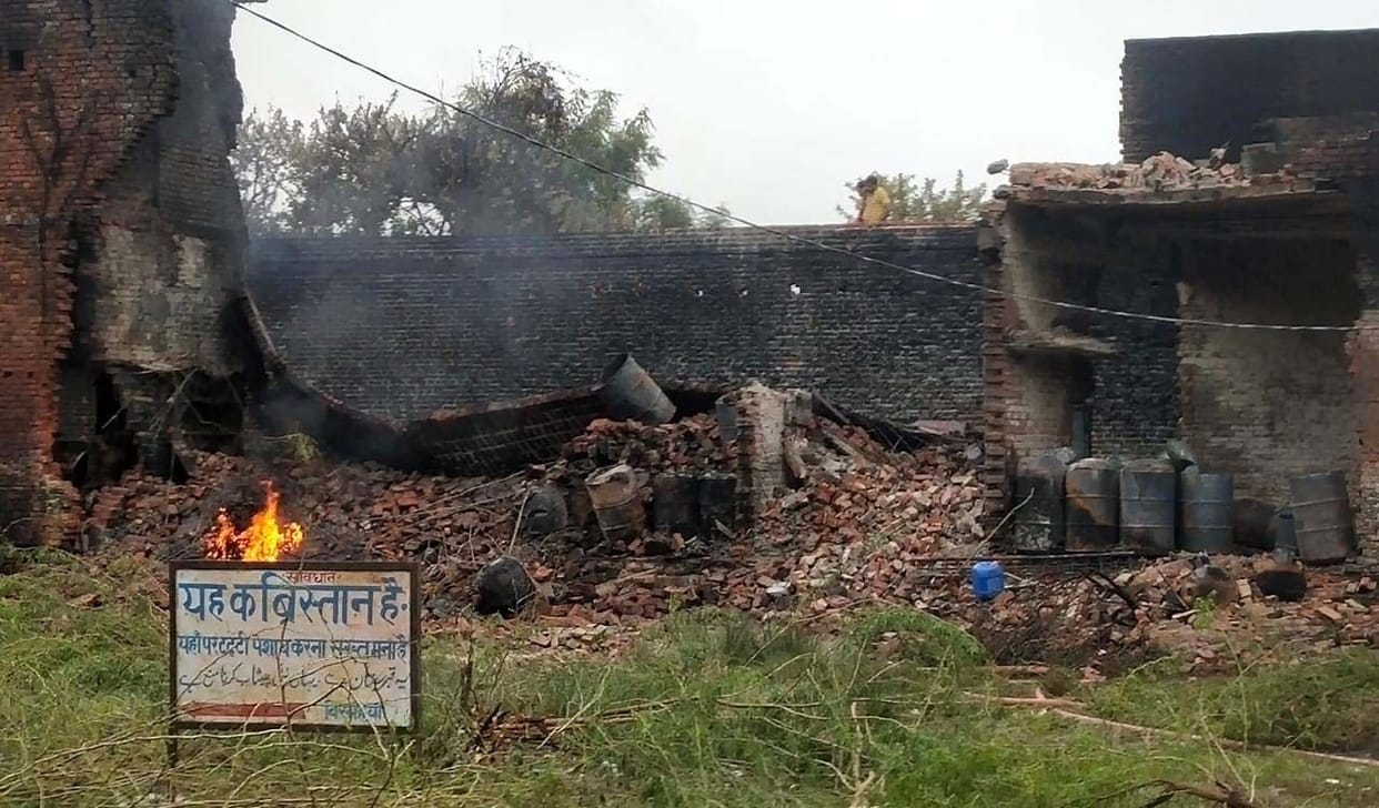 Huge fire in illegal oil godown in Kunda, people shaken by explosions