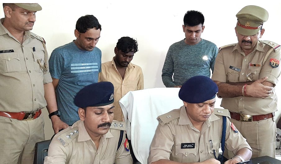 Two smugglers with liquor worth 70 lakhs caught