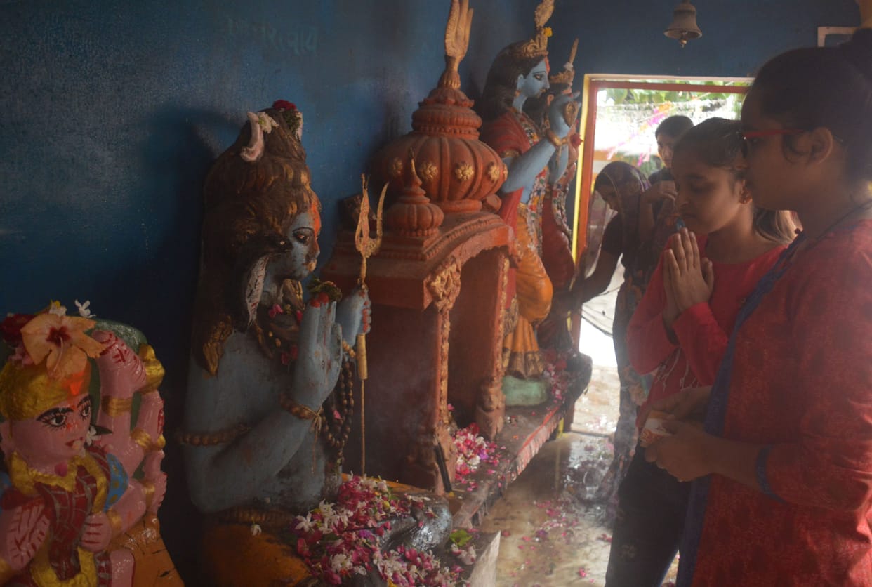 On the first day, devotees worshiped mother Shail Putri
