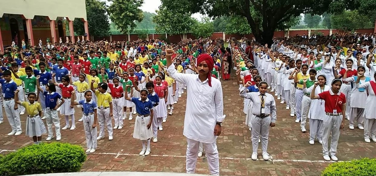 Children in Bhagat Singh costumes