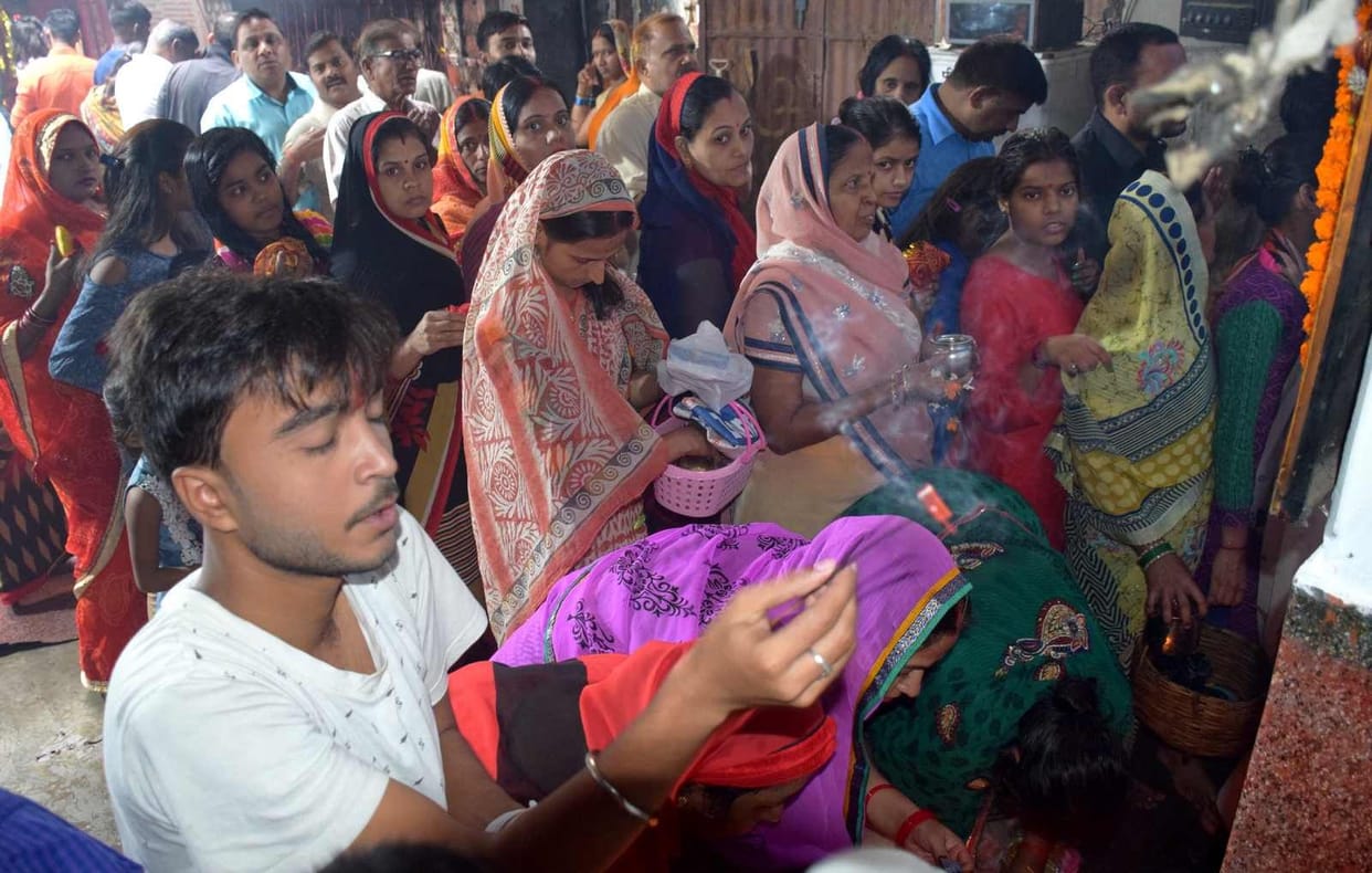Devotees performed rituals on first day of Navratr