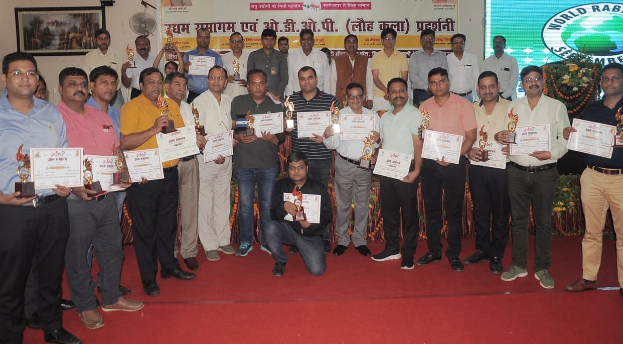 28 entrepreneurs received Distinguished Entrepreneur Award