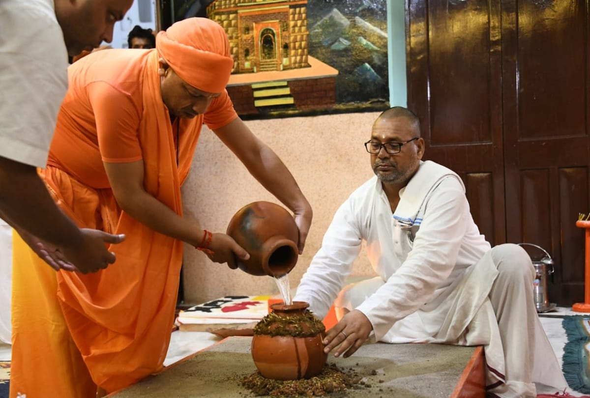 UP CM Yogi Adityanath in Gorakhnath Mandir on first day of Navratri 2019