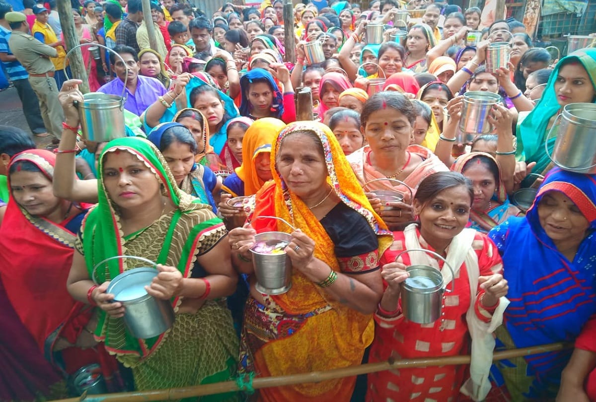 Navratri pooja in Jhansi devotees reaches temple for pooja