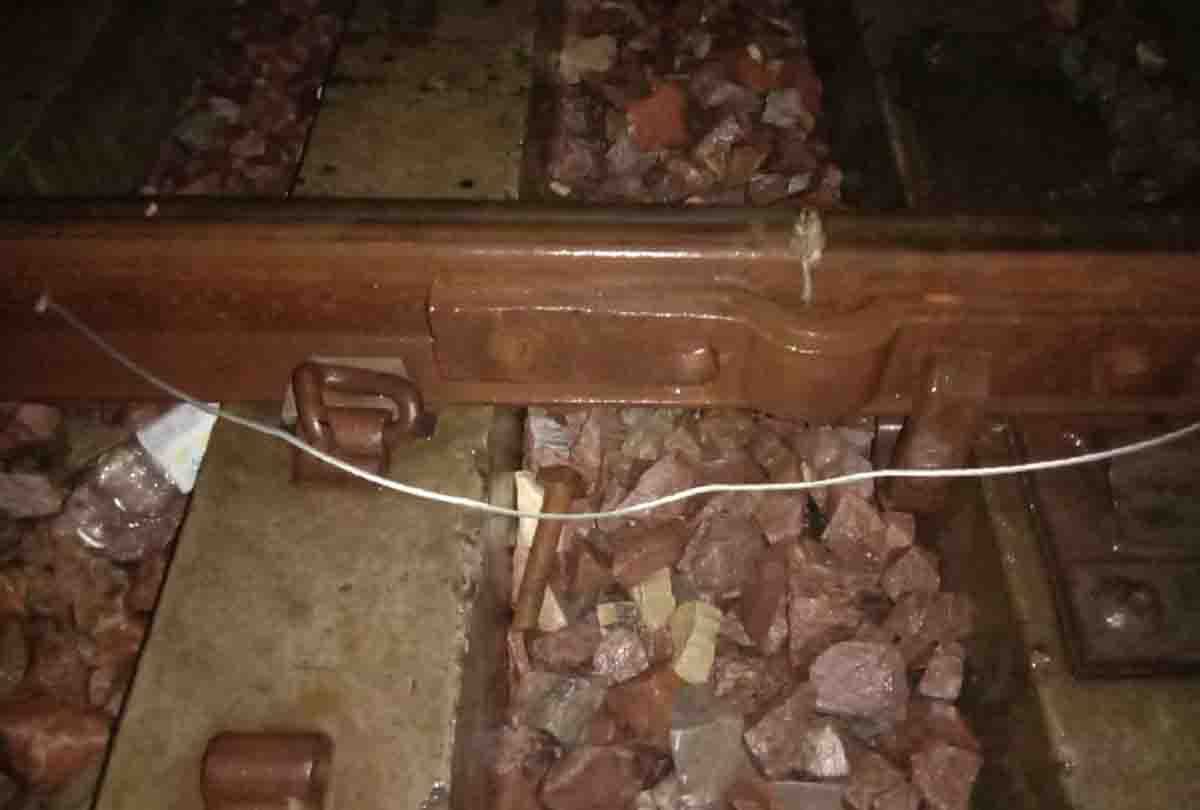 Rajdhani Express stood 50 minutes in Khaga due crack in railway line