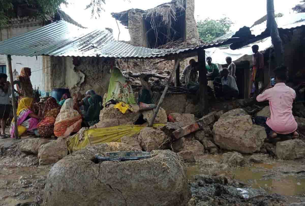 crude house collapsed in Fatehpur, woman died