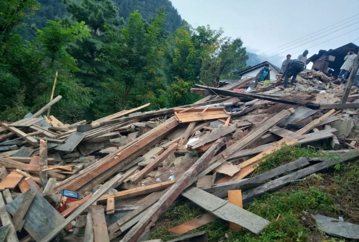 House collapsed in Aut Mandi Himachal Pradesh Seven worker injured