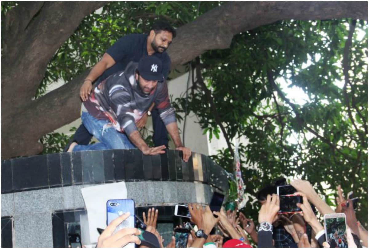 ranbir kapoor injured during playing football he take selfie with fans