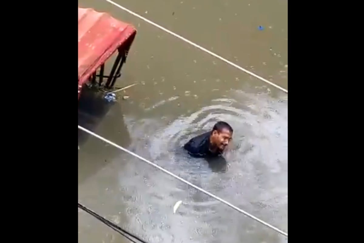 Bihar Rain video of rickshaw puller trying to pull his vehicle from waterlogging going viral