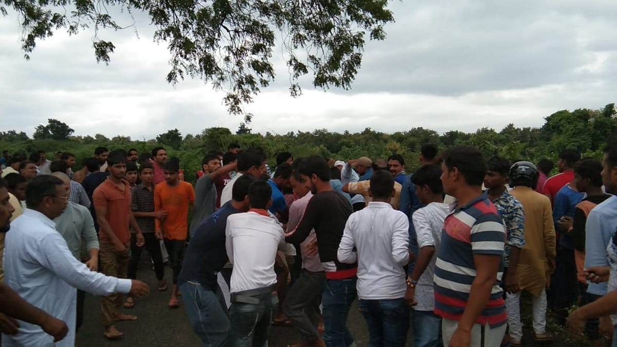 one dead and five injured Swift Dzire car overturned in canal chandauli