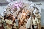 शक्तिफार्म में देवी दुर्गा की प्रतिमा को अंतिम रूप देते मूर्तिकार।