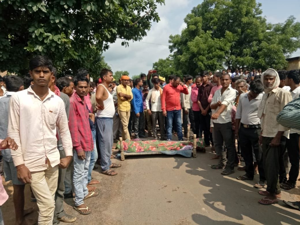 people enrage, protest with dead body