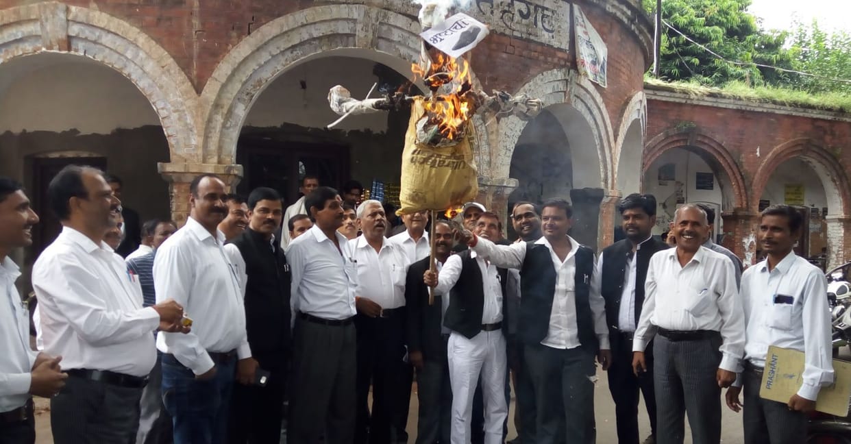 Lawyers burn effigy of corruption