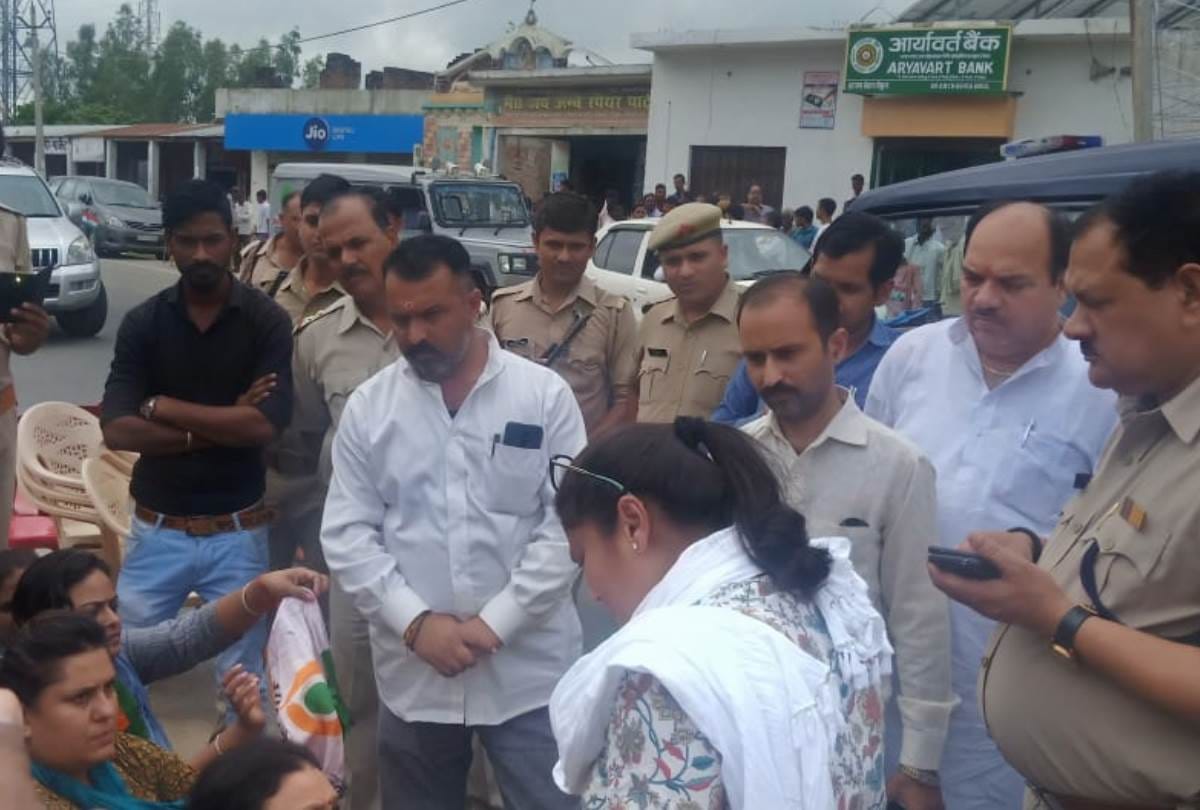 congress leader stopped in lucknow going to participate in shahjahanpur footwalk