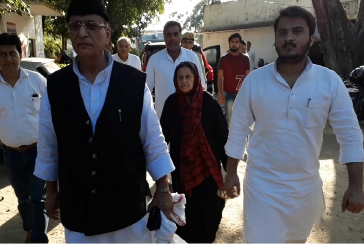 MP Azam Khan arrives at the Women police station to record statement to SIT